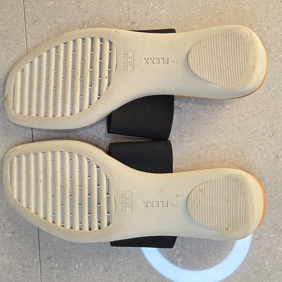 The Flexx black & tan Rain Maker slide thong beaded elastic flip flop, size 8 - Picture 7 of 8